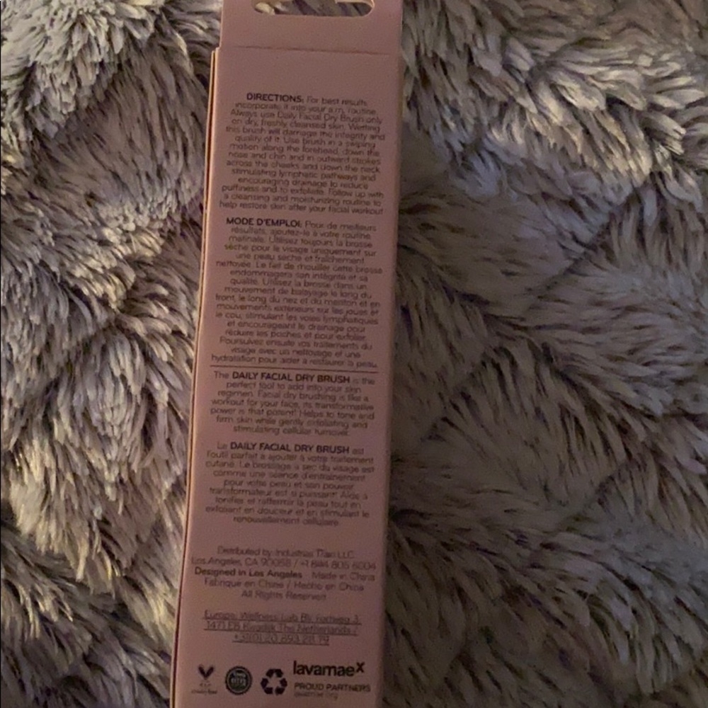 Daily facial dry brush - Picture 2 of 2